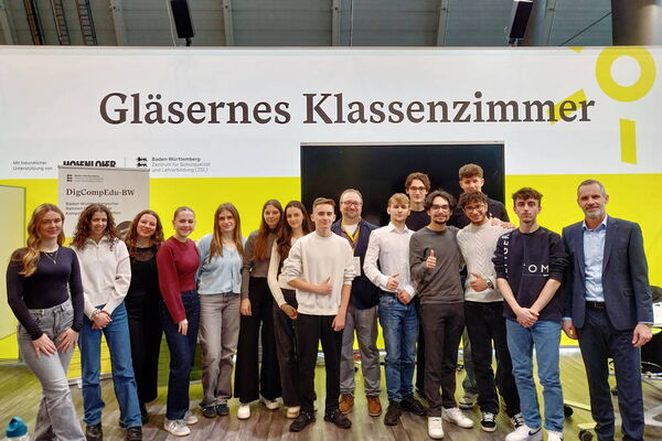 Gruppenfoto der Schüler von der Erich-Bracher-Schule im "Gläsernen Klassenzimmer".