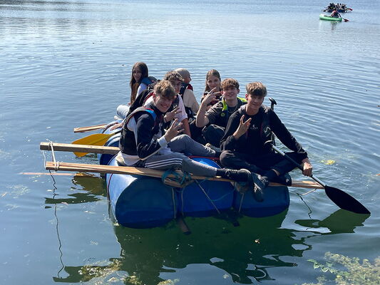 Schüler der EBS erkunden den Max-Eyth-See per Floß und Paddel.