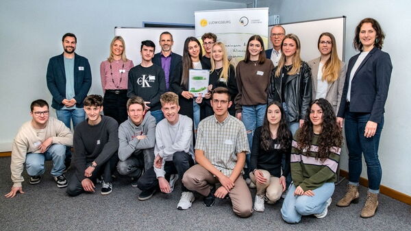 Gruppenfoto von Schülern und Lehrkräften der Erich-Bracher-Schule bei einer Prämienveranstaltung zum Energieprojekt.