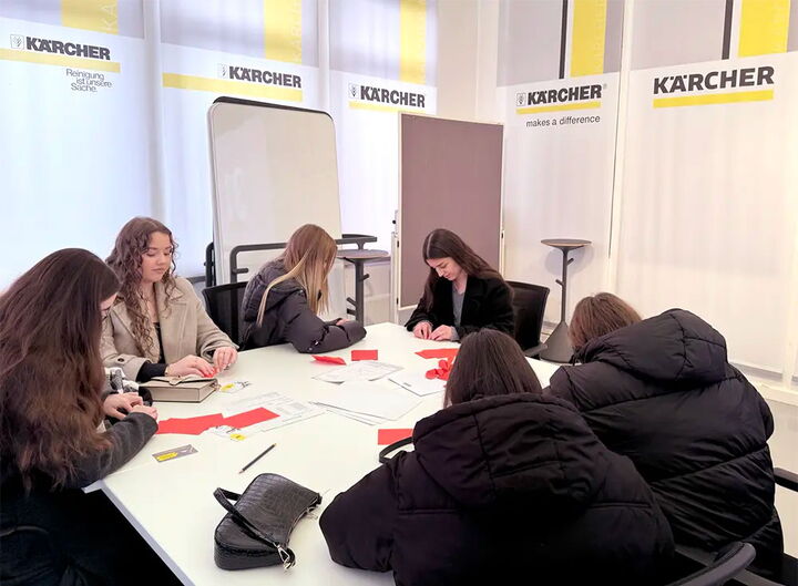 Schüler arbeiten in einer Gruppenarbeit zum Thema interaktives Planen.