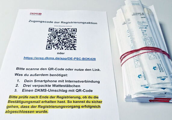 QR-Code zur Typisierungsaktion der DKMS mit Wattestäbchen für die Probeentnahme.