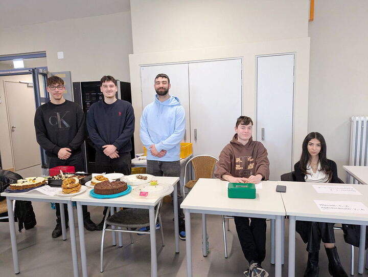 Kuchen- und Getränkeverkauf der Schüler des Wirtschaftsgymnasiums.