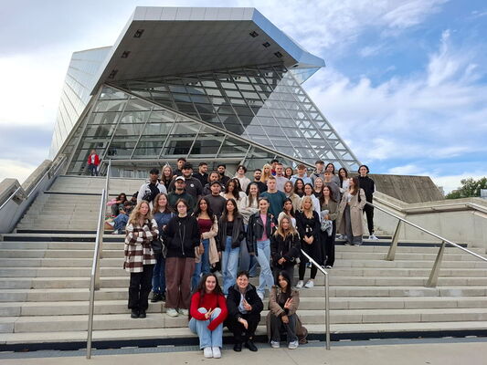 Gruppenfoto vor dem Musée des Confluences in Lyon.