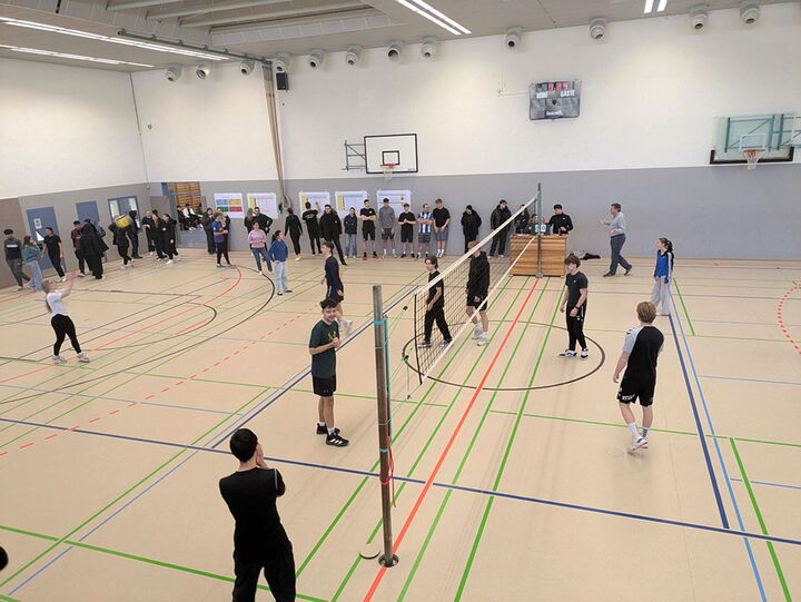 Nicht nur Schüler-, sondern auch Lehrer-Teams traten beim Volleyballturnier gegeneinander an.