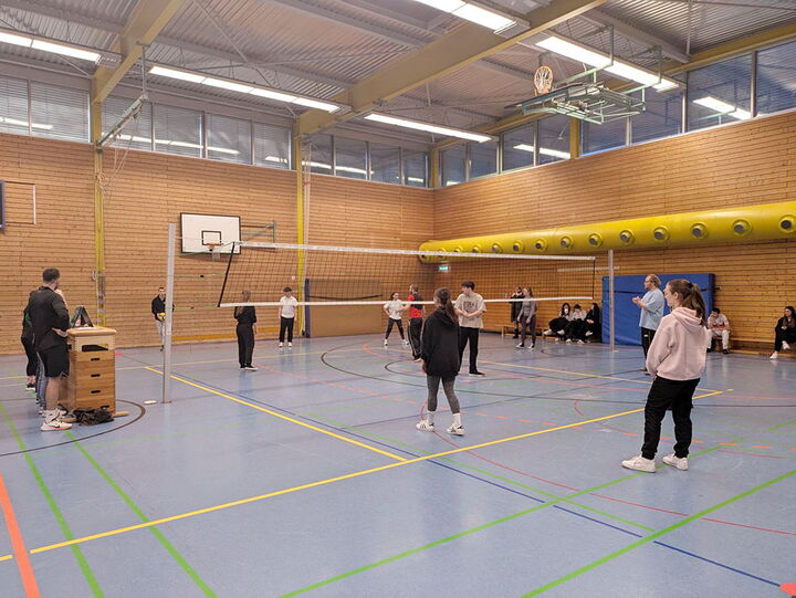 Schüler der Erich-Bracher-Schule spielen Volleyball.