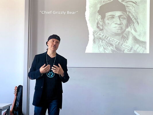 Wade Fernandez spricht über Stereotypen der Menominee und anderer Kulturen der amerikanischen Ureinwohner.