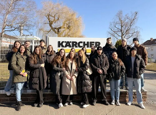 Schüler des Berufskollegs 2 der Erich-Bracher-Schule vor dem Kärcher Firmengebäude.