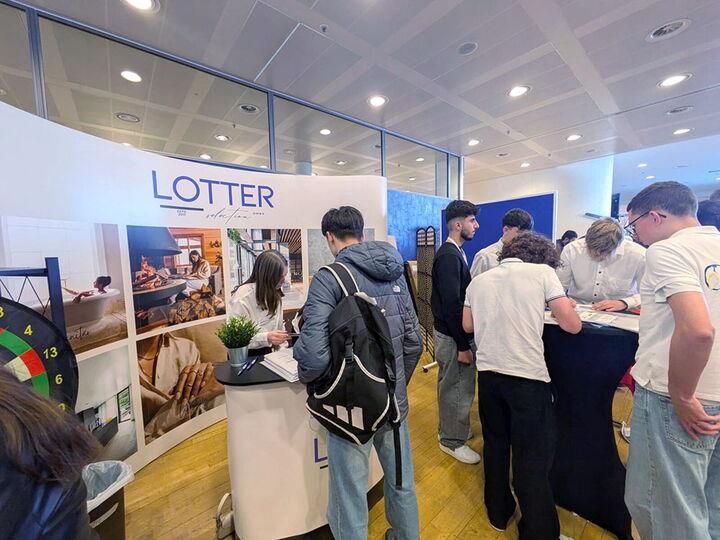 Am Stand der Übungsfirma Lotter Selection GmbH stellen Schülerinnen und Schüler Besuchern ihre Konzepte vor.