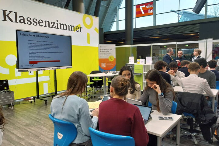 Schüler des Wirtschaftsgymnasiums besuchen die Bildungsmesse didacta.