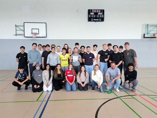 Klassenfoto in der Sporthalle der Erich-Bracher-Schule im Rahmen der Fun Games.