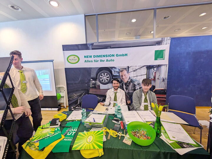 Schüler der Erich-Bracher-Schule am Stand der Übungsfirma New Dimension GmbH auf der Übungsfirmenmesse in Pforzheim.