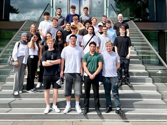 Schüler des Berufskollegs Wirtschaftsinformatik besuchen das Informatik-Konzernunternehmen Trumpf.