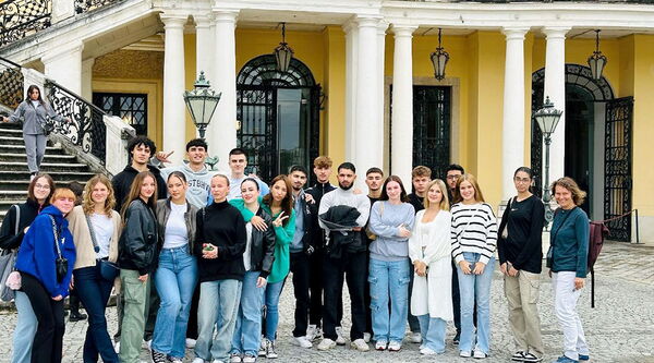 Teil der Studiengruppe vor Schloss Schönbrunn in Wien.