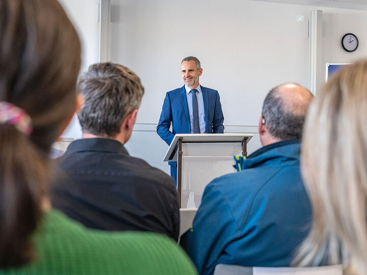 Schulleiter Oliver Schmider begrüßt Gäste zur Eröffnung des neuen Übungslagers an der Erich-Bracher-Schule.