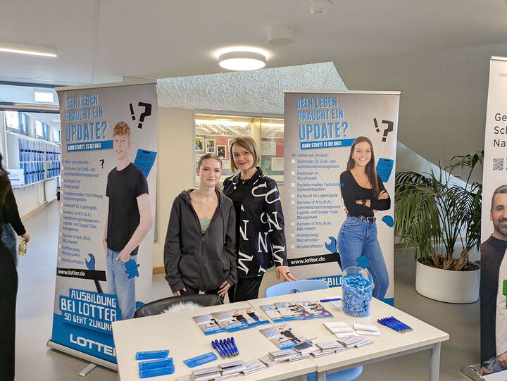 Informationsstand zu Ausbildungsmöglichkeiten.