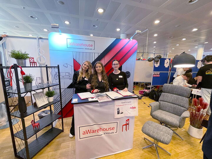 Das Team der Übungsfirma aWarehouse XXXLutz steht am Stand bereit für den Start der Übungsfirmenmesse.