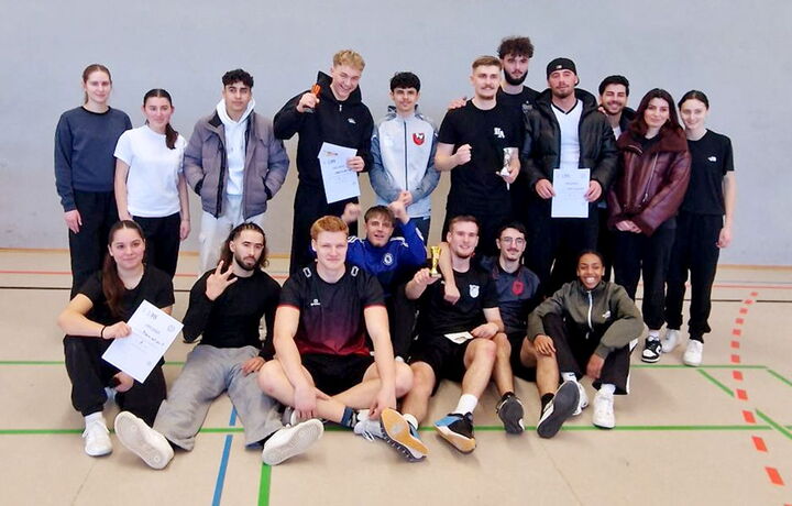 Teilnehmer des Volleyballturniers an der Erich-Bracher-Schule.