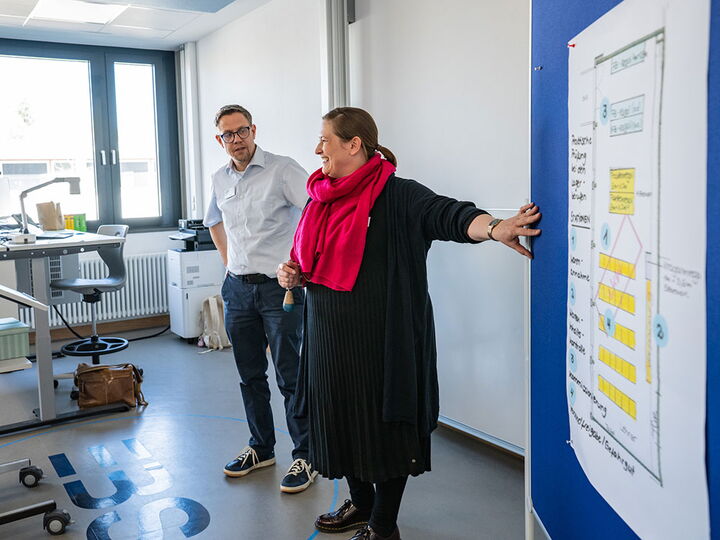 Zwei Lehrkräfte der Erich-Bracher-Schule präsentieren den Aufbau des neuen Übungslagers.