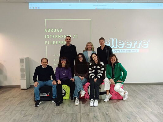 Schulleiter Oliver Schmider und die Vertreterinnen des Erasmus-Teams der EBS, Carina Knauss und Sabine Mesenhöller sowie die Ausbilderin Angelika Hochrein von der Firma Stern.