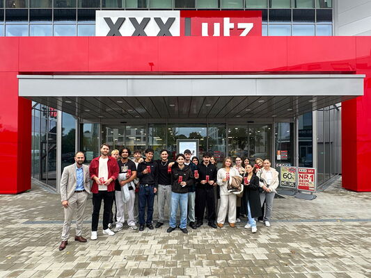 Schülerinnen und Schüler des BK 2 vor dem Eingang zum XXXLutz in Ludwigsburg.