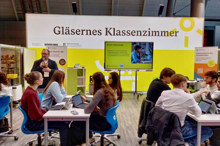 Schüler arbeiten in einer Gruppenarbeit zum Thema KI-gestützter Unterricht unter Anleitung von Sven Kaufmann.