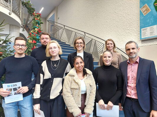 Ausgezeichnete Absolventinnen und Absolventen der Winterprüfung 2023 mit ihren Ausbildern und Schulleiter Oliver Schmider.