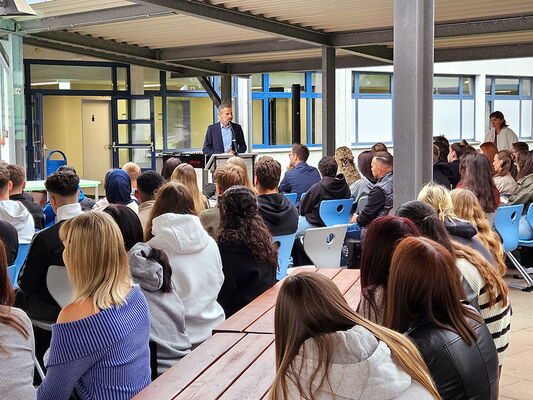 Schüler bei der Willkommensrede an der EBS.