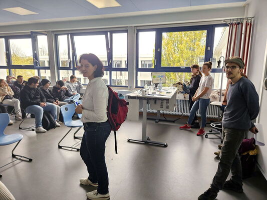 Studienbotschafterin redet über Kunsttherapie und Psychologie an der Hochschule Nürtingen.