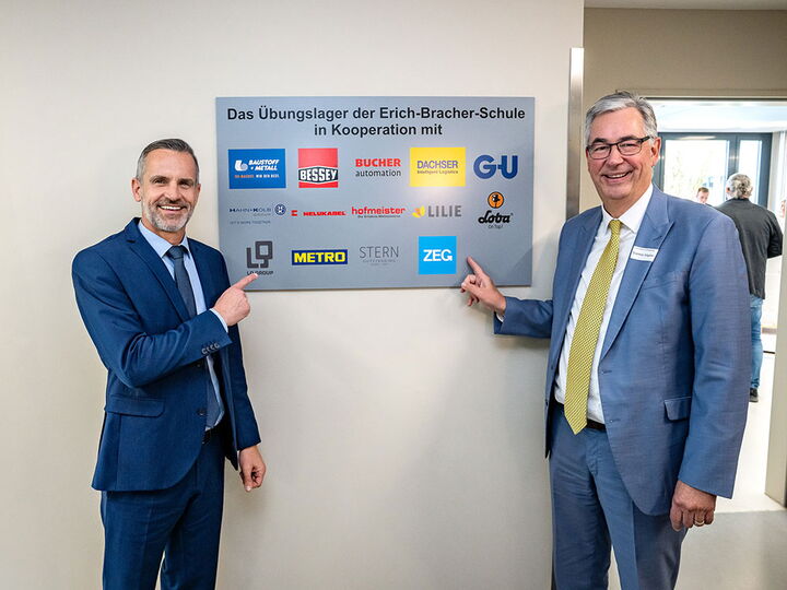 Schulleiter Oliver Schmider und Landrat Dietmar Allgaier präsentieren die Partnerfirmen des neuen Übungslagers an der Erich-Bracher-Schule.