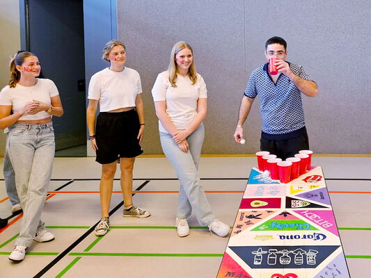 Schüler der EBS beim Bierpong-Spiel in der Turnhalle.