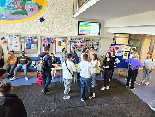 Infostände und Gespräche im Foyer der Erich-Bracher-Schule während der Erasmusdays 2023.