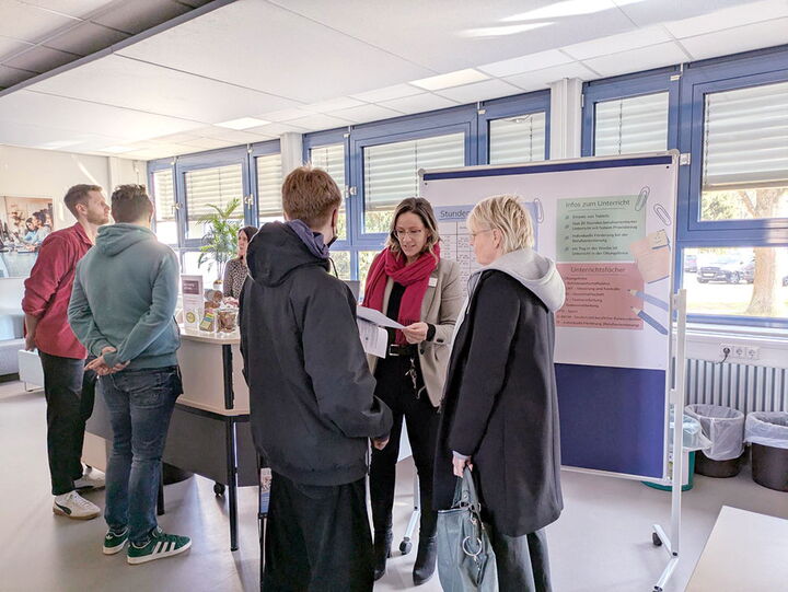Austausch zwischen Schülern und Besuchern beim Tag der offenen Tür an der Erich-Bracher-Schule.