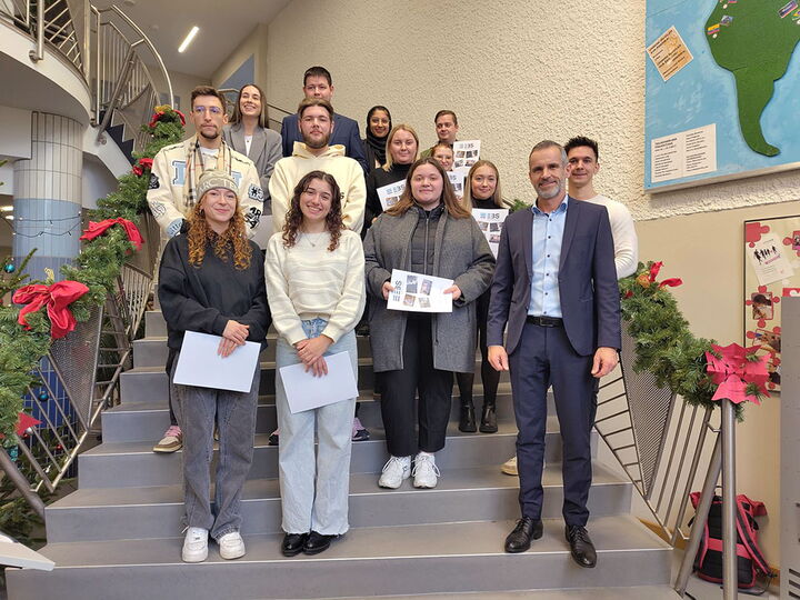 Schüler mit Belobigungen für die bestandene Winterprüfung 2024 an der Erich-Bracher-Schule.