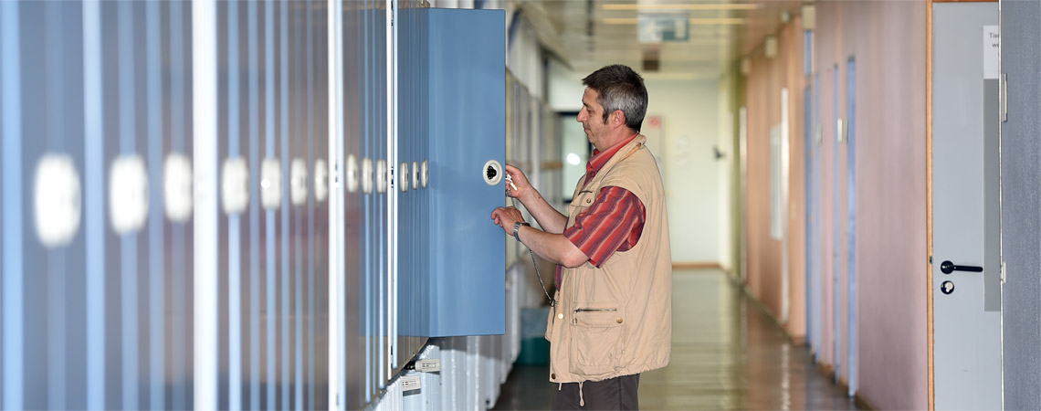 Hausmeister der Erich-Bracher-Schule.