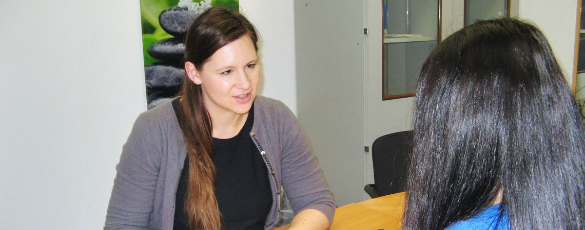 Eine Pädagogin der Erich-Bracher-Schule berät eine Auszubildende.